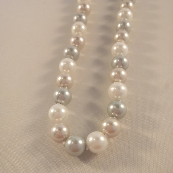 South Sea Shell Pearl Necklace White Silver Gray 18K White Gold AAA+ 8mm Womens - Picture 2 of 4